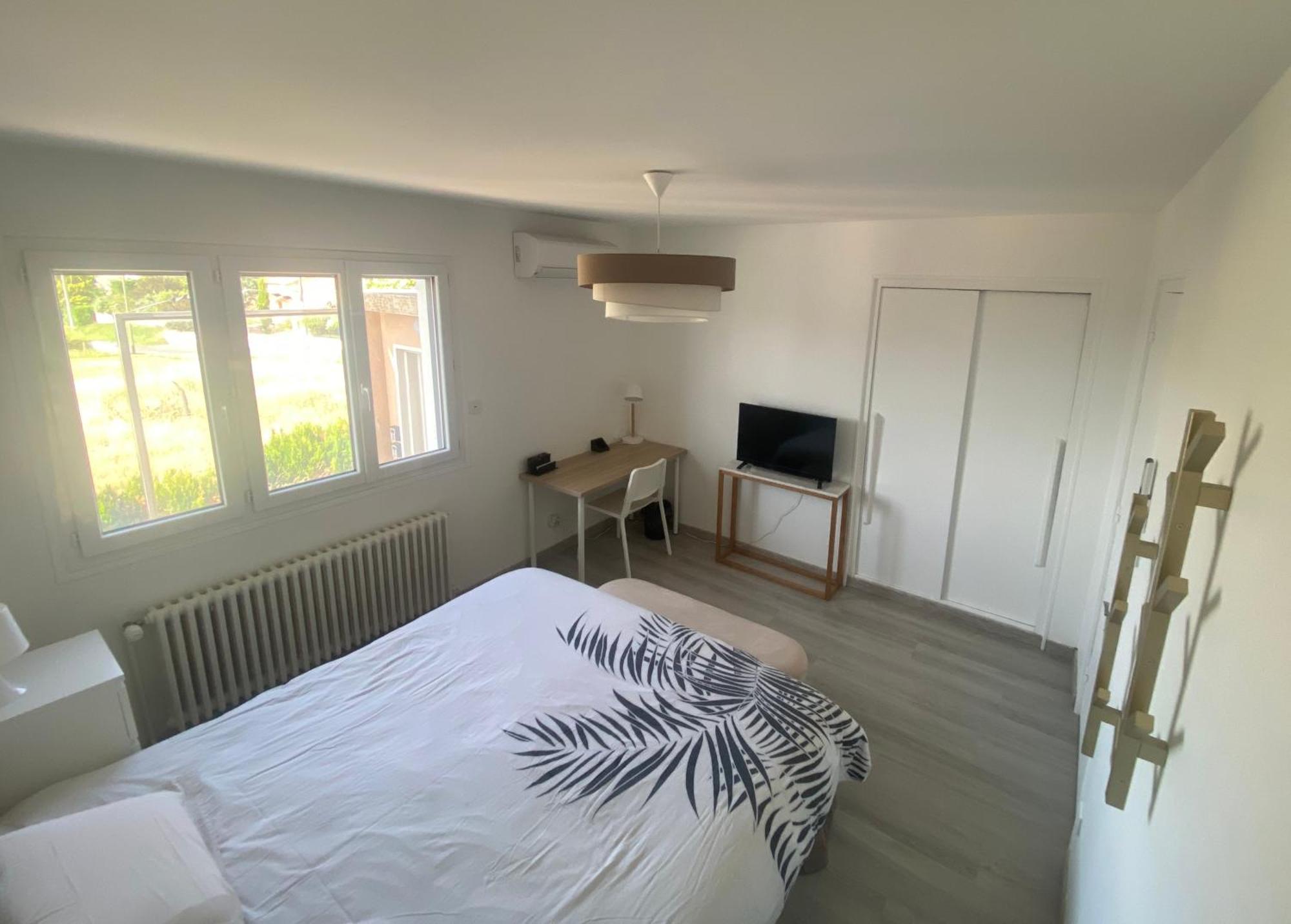 Chambre Dans Logement Partage Chez L Habitant Avec Piscine De 1 A 3 Chambres Grieges Room photo